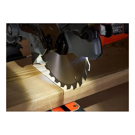 Autre vue de la scie à onglet Black+Decker BES702-QS
